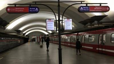 Станцию метро "Площадь Мужества" закрывали на вход из-за тележки