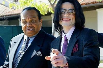 На аукционе продали зубные протезы отца Майкла Джексона