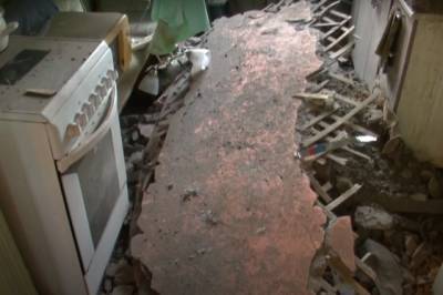 В квартире жителей Кузбасса обрушился потолок