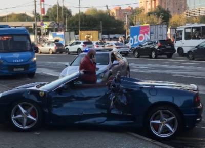 За рулем гонщик-бизнесмен: в Москве Ferrari врезался в маршрутку, есть пострадавшие