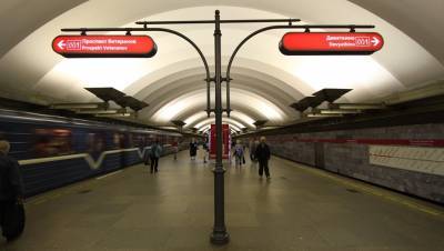 Станцию метро в Петербурге закрыли из-за тележки в эскалаторе