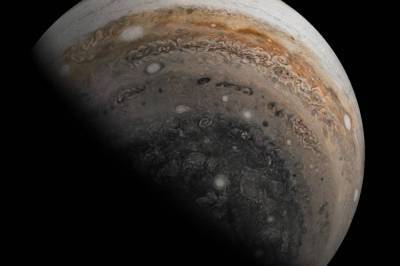 Ученые NASA показали, как выглядят мощные вихри на Юпитере