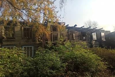 В Тверской области загорелась заброшенная часть жилого дома