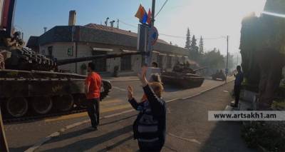 Жители Степанакерта провожают на передовую танки и артиллерию. Видео