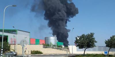 На заводе в Акко вспыхнул крупный пожар