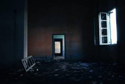 В Киселевске в одной из квартир аварийного дома обрушился потолок