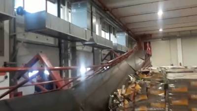 Обрушение пешеходного перехода на территории промышленного предприятия в Ступине — видео