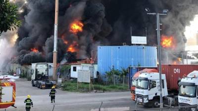 Сильный пожар возле Акко: огонь угрожает нескольким предприятиям