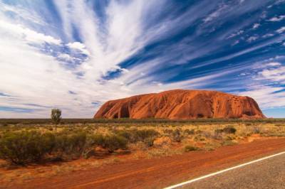 Австралийские аборигены требуют от Google удалить с карт изображения с вершины священной горы Улуру