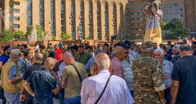 Сотни добровольцев АРФД собрались у памятника Манукяну, чтобы отправиться на фронт — видео