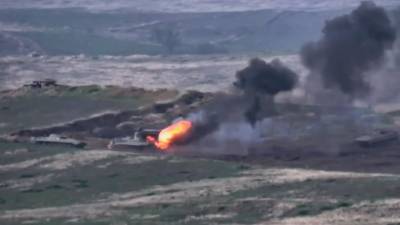 Потери растут: уничтожение азербайджанской бронетехники сняли на видео