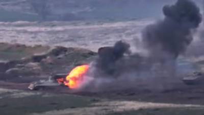 Минобороны Армении показало видео горящего танка Азербайджана