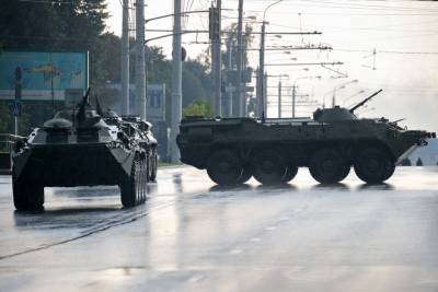 В центр Минска стянули БТР и внутренние войска