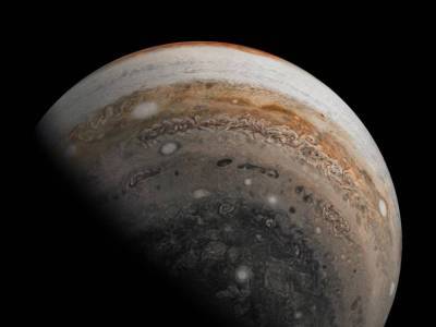 В NASA показали штормовые вихри на Юпитере