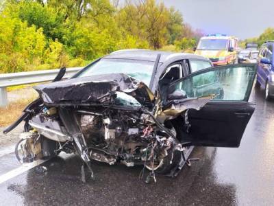 Автомобиль повис на отбойнике: в Черниговской области в результате ДТП погибли 2 человека