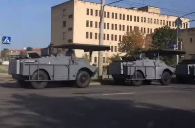 В центр Минска стягивается спецназ и броневики