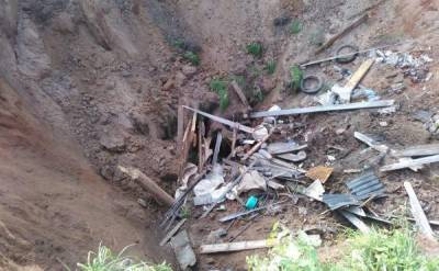 Кировские власти проверяют инцидент с ушедшим под землю домом