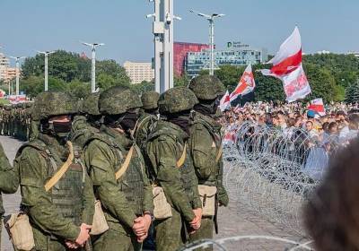 В Минске к Дворцу Независимости прибыла колонна БТР