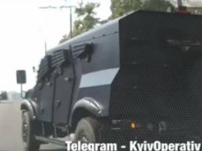 На Печерске в Киеве военный броневик попал в ДТП