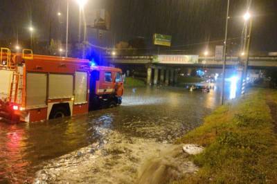 Затопленные улицы, подвалы и машины: Ивано-Франковск накрыла непогода