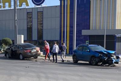 В Оренбурге на перекрестке Чкалова и Уральской столкнулись два автомобиля