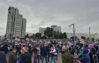 В центре Минска растет число протестующих