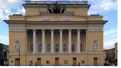 Двух руферов сняли с крыши Александринского театра в Петербурге