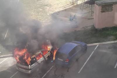 В одном из дворов Рязани сгорела машина