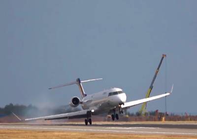 Самолет едва не зацепил крылом землю при посадке в Праге: видео