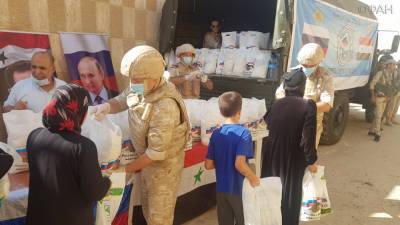 Российские военные доставили гумпомощь жителям сирийской Аль-Кисвы