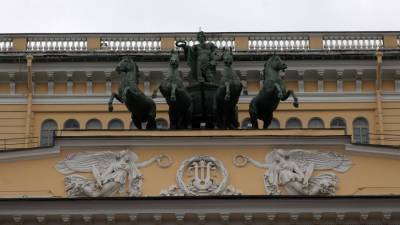 В Петербурге задержали залезшего на крышу Александринского театра мужчину