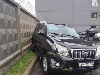 Под Киевом нетрезвый водитель Toyota протаранил 3 авто и врезался в забор