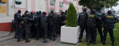В Белоруссии применили газ и шумовые гранаты против протестующих