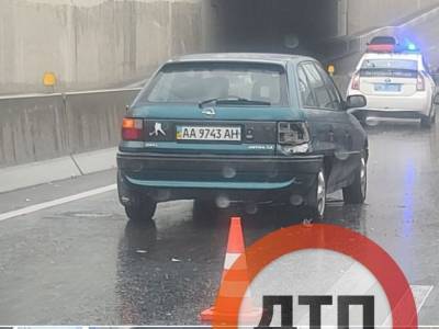 На Дорогожичах в Киеве мотоциклист врезался в Opel