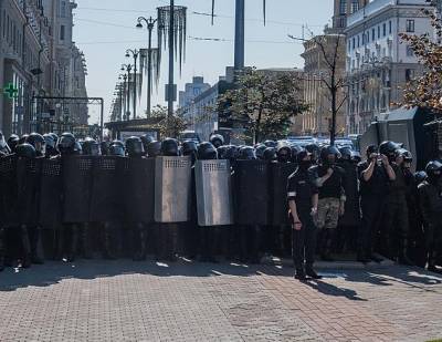 В Минске протестующие направились на базу ОМОН в Уручье