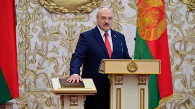 Лукашенко ответил на призыв Макрона отказаться от поста президента
