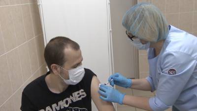 Иностранные сотрудники RT получили уколы в рамках исследования вакцины от COVID-19 — видео