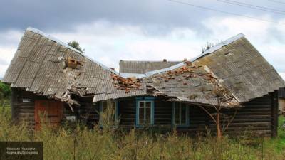 Деревянный дом "ушел под землю" в Кировской области