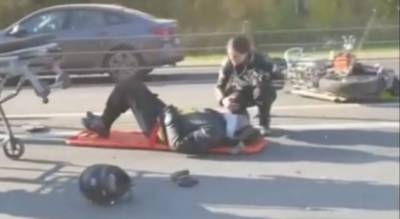 Лежал на носилках на трассе: иномарка сбила байкера под Ярославлем. Видео