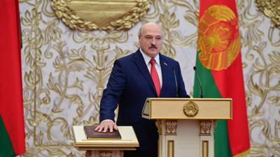 Макрон должен был уйти в отставку еще два года назад, когда на улицы вышли "желтые жилеты", - Лукашенко отреагировал на требование президента Франции