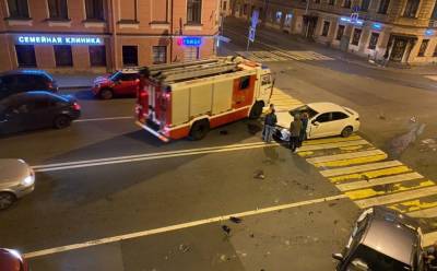 В центре Петербурга произошло крупное ДТП с каршеринговым авто