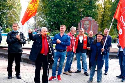 В Казани прошел митинг КПРФ, ЗНС и «Левого фронта», они представили своих немногочисленных представителей