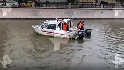 Автомобиль упал в реку с набережной в Москве