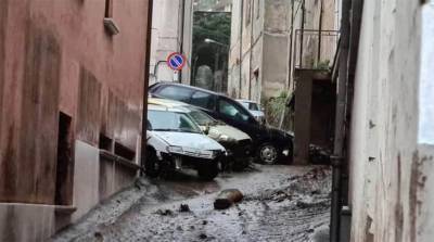 В Италии из-за оползня люди оказались заблокированы в своих домах