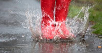 Врач: дождевики и резиновые сапоги опасны для здоровья