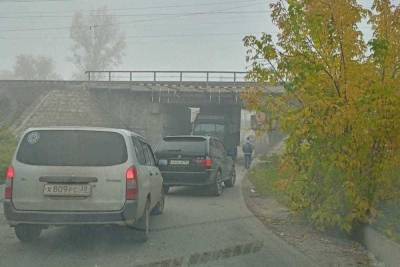 В Новосибирске грузовая Volvo застряла под железнодорожным мостом
