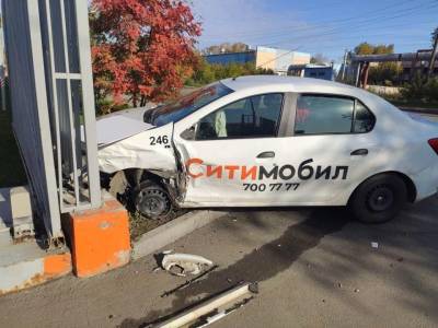 В Челябинске таксист выехал на встречку и после ДТП врезался в железные ворота