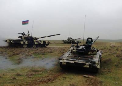 «Будет кровавая бойня»: Армения перебрасывает большое количество танков и военных грузовиков к границе с Азербайджаном