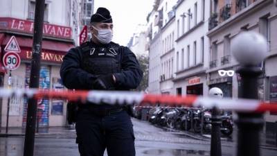 На полицейского напали с ножом в пригороде Парижа