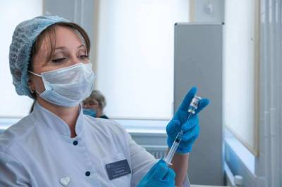 Вирусологи назвали два сценария развития пандемии коронавируса в России